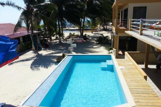 Beach Club Budget Rooms At Popeyes Caye Caulker Kültér fotó