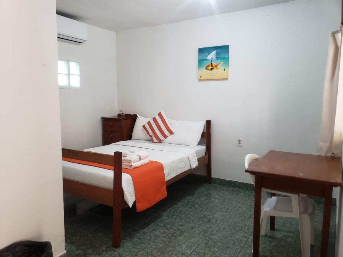 Beach Club Budget Rooms At Popeyes Caye Caulker Kültér fotó