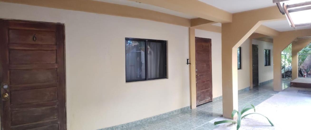 Beach Club Budget Rooms At Popeyes Caye Caulker Kültér fotó