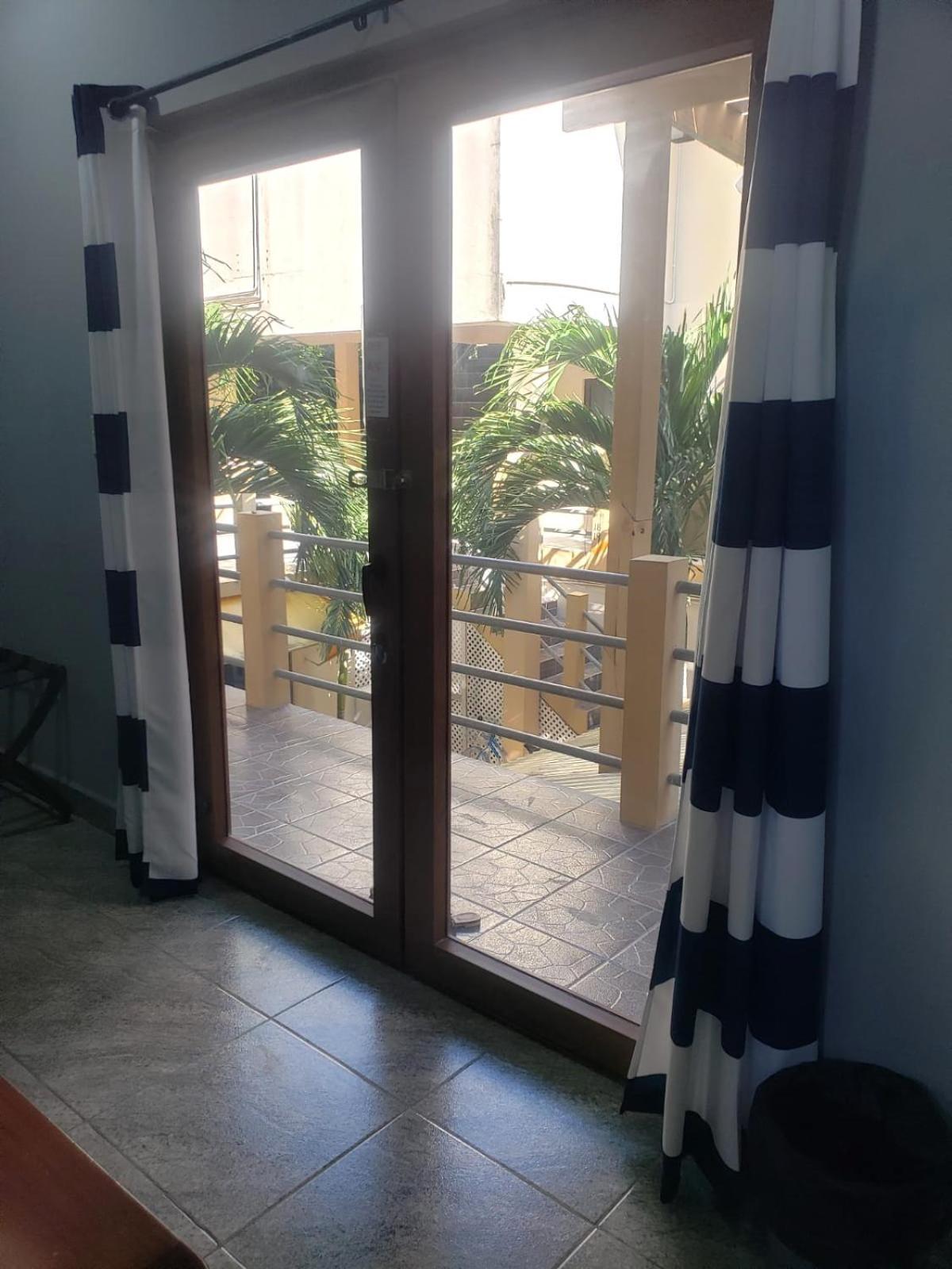 Beach Club Budget Rooms At Popeyes Caye Caulker Kültér fotó
