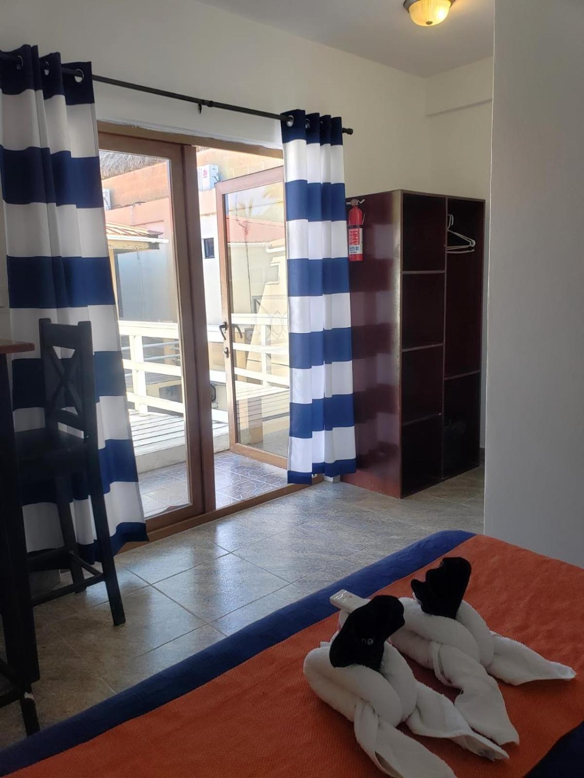 Beach Club Budget Rooms At Popeyes Caye Caulker Kültér fotó