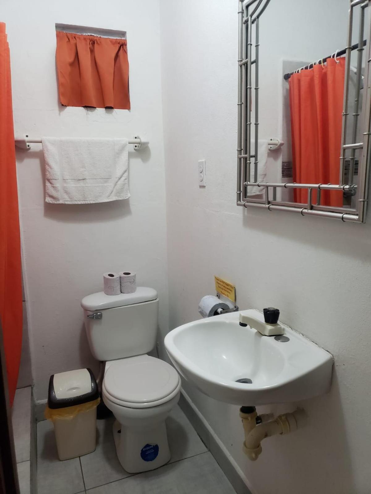 Beach Club Budget Rooms At Popeyes Caye Caulker Kültér fotó